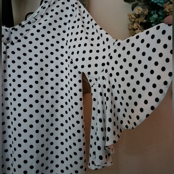 Green Envelope Wht/Blk Polka Dot Blouse W/Bell Sleeves Size M. NWOT - Picture 3 of 7